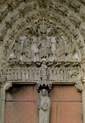 Tímpano do Portal Sul representando Cristo Enthroned com um Beau Figura de Cristo no trumeau abaixo, século XII