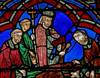 Janela de São Cheron: bispo e diáconos em seu novo túmulo (w15)