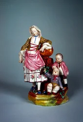 Estatueta de uma jovem mulher com seus dois filhos (faiança)