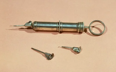 Seringa inventada por Charles-Gabriel Pravaz (1791-1853) em 1853, com várias agulhas
