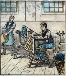 Têxtil, linho: oficina. A linha de costura é colocada em cartões ou rolos em uma bola. Gravura. Imagem epinal do final do século XIX.