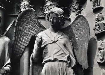 O anjo com um sorriso, jamb figura do portal oeste