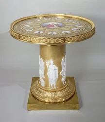 A mesa de Austerlitz, incrustada com placas de Sevres, comemorando a vitória de Napoleão em Austerlitz, 1808-10 (ouro e porcelana) (ver também 150427)