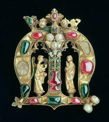 O Hylle Jewel, na forma de uma coroa lombarda M inicial com figuras anunciadoras, final do século XIV (prata dourada cravejada de rubis, diamante, esmeralda e pérolas)