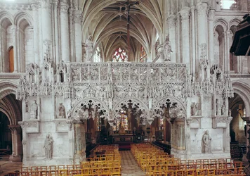The Nave e Interior de Eglise Sainte-Madeleine, mostrando a tela decorada em estilo gótico Flamboyant por Jean Gailde entre 1508-17