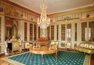 A biblioteca de Luís XVI (1754-93) decorada em 1781 por Rousseau sob a direção de Gabriel