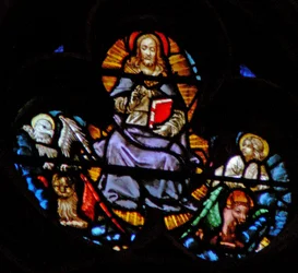 A rosácea oeste representando uma cena do livro de Apocalipse: Cristo com as quatro bestas sagradas - símbolos dos evangelistas