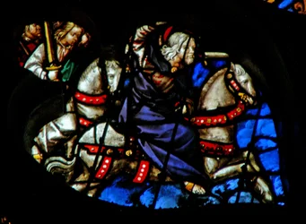 A rosácea oeste retratando uma cena do livro do Apocalipse: Fiel e verdadeiro, o rei dos reis num cavalo branco, com dois outros guerreiros para trás (19: 11-16)