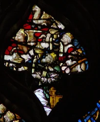 A rosácea oeste representando uma cena do livro do Apocalipse: Mais anciãos, o touro de São Lucas e a águia de São João (5: 5).