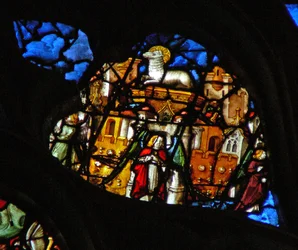 A rosácea oeste retratando uma cena do Livro do Apocalipse: Nova Jerusalém, colorida finegold, um anjo em cada porta, com todos os tipos de pedras nas paredes e o cordeiro no trono em seu meio