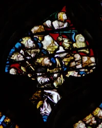 A rosácea oeste representando uma cena do Apocalipse: Vinte e quatro anciãos juntos com o anjo de São Mateus e o leão de São Marcos (4:10).