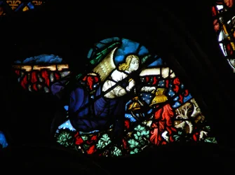 A rosácea oeste representando uma cena do livro do Apocalipse: um anjo levando o fogo do altar e lançando-o sobre a terra (8: 5).