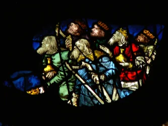 A rosácea oeste retratando uma cena do livro do Apocalipse: anciãos, com harpas e frascos de perfume, prostram-se (5: 8 10).
