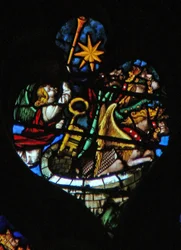 A rosácea oeste representando uma cena do livro do Apocalipse: quinta trombeta; a estrela falha do céu, a chave do poço do abismo e um enorme gafanhoto (9: 1 6).