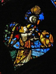 A rosácea oeste representando uma cena do livro do Apocalipse: quarto sol da trombeta, a lua e as estrelas escurecendo, e a águia como o anjo chorando Ai, ai, escrito embaixo dela (8:12 13). (manchado gla