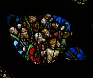 A rosácea oeste representando uma cena do livro do Apocalipse: multidão diante do trono de Deus, em vestes brancas carregando as palmas das mãos (7: 9-12). (vestes brancas são um pouco coloridas aqui!) (vitral