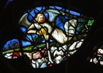 A rosácea oeste retratando uma cena do livro do Apocalipse: o terceiro frasco é derramado sobre os rios e córregos 16: 4-6).