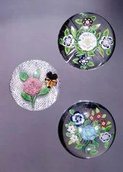 Três pesos de papel, LtoR: Clichy rose e pansy com terreno reticulado branco opaco e dois buquês de Baccarat com bases cortadas em estrela