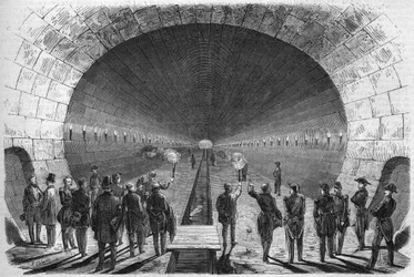 Transformações de Paris sob o Segundo Império, Haussmann Paris. O esgoto da estação de trem de Estrasburgo até o Sena: vista tirada da grande sala no dia da inauguração da avenida de Sebastopol. Visita do Ministro Geral Espinasse o