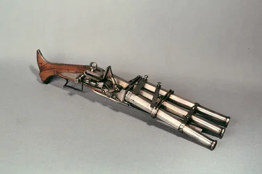 Pistola de cano triplo (madeira e metal)