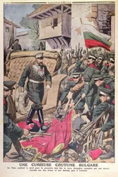 Czar Ferdinand I (1861-1948) da Bulgária caminhando sobre bandeiras capturadas durante a Guerra dos Balcãs de 1912, novembro de 1912