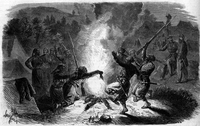 Turcos (pistoleiros argelinos) do exército francês dançando ao redor de uma fogueira de acampamento na qual eles jogam pólvora. Itália, período do Risorgimento