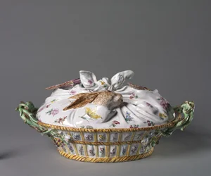 Terrina em forma de cesta de jogos, fabricante Sceaux Factory, c.1755 (faiança esmaltada com estanho)