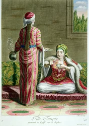 Garota turca tomando café no sofá, da coleção de gravuras de trajes do Levante, gravada por I. Haussard, 1707-08
