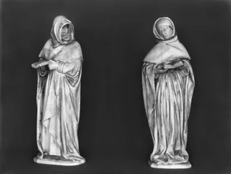 Dois enlutados, do túmulo do duque Jean de Berry (1340-1416) c.1450-53 (alabastro)