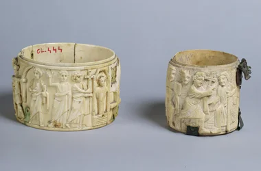 Dois pyx com relevos representando a ressurreição de Lázaro e Cristo curando um homem nascido cego, do século 6 a 7