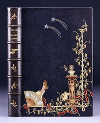 Capa de livro superior de duas estrelas cadentes, uma tocha, folhagem, fauno em pedestal, putto e uma perna atrás de um leque, 1893