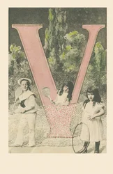 V: Um menino e uma menina segurando sapatos de neve, uma menina com um arco