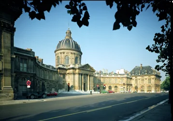 Vista do Institut de France do Quai Conti, construído por Francois dOrbay (1631-97) e Lambert, de desenhos de Louis Le Vau (1612-1670) 1662-91