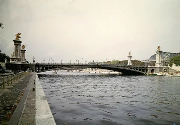 Vista da Pont Alexandre III, construída pelos engenheiros Louis-Jean Resal (1854-1920) e Amedee Alby (1862-1942) para a Feira Mundial de 1900, 1897-1900