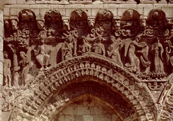 Vista da Fachada Oeste, detalhe representando os profetas, a Anunciação e o Pecado Original