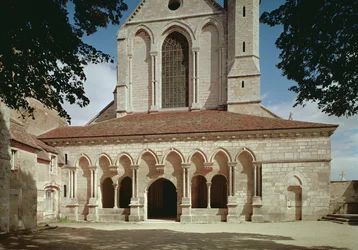 Vista do pórtico de entrada da Abadia Cisterciense, construída 1140-60