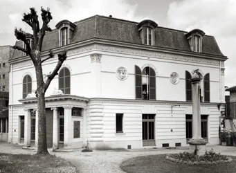 Vista da fachada da Bibliotheque Marmottan do jardim, construída entre 1880 e 1921