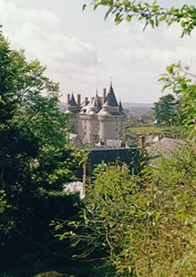 Vista do castelo restaurado do noroeste, construído por Jean Bourre, ministro de Luís XI da França em c.1465 (ver também 87685-86)