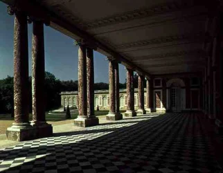 Vista do terraço na ala direita do Grand Trianon, c.1725 (foto)