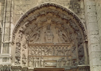 Vista do tímpano representando a Madona e a Criança Entronizada, Porta Sul do Portal Real, c.1145-50