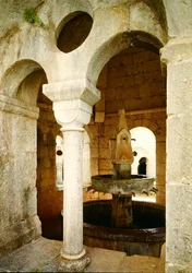 Vista da fonte de água usada pelos monges no claustro