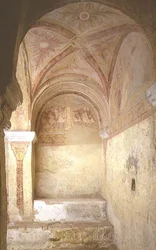 Vista da parte ocidental da cripta com pinturas murais retratando dois episódios do martírio de Santo Estêvão (ver também 94652, 94654 e 16289)