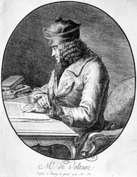 Voltaire na sua mesa de trabalho