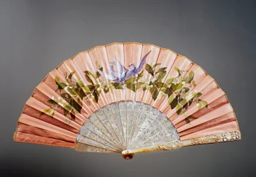 Ventilador de mão de casamento retratado pombas em ramo, tempera em seda e mãe de pérola criado por Felix Alexandre, Paris
