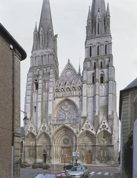Fachada oeste da Catedral de Bayeux