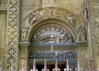 Tímpano de abertura ocidental representando o casamento em Caná