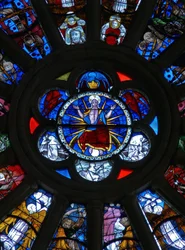 Janela retratando Cristo com três anjos e três almas
