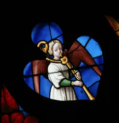 Janela retratando um anjo musical