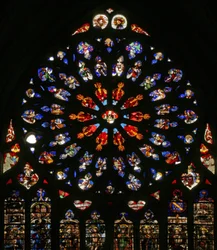 Janela retratando Deus, serafins, anjos musicais e dez dos apóstolos. as lancetas abaixo contêm figuras tardias do C16, os santos padroeiros dos então cânones: - St James, St Christopher, St Charlemagn