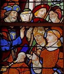 Janela w13 retratando uma cena da vida de São Vicente: o santo diante do imperador Dacien